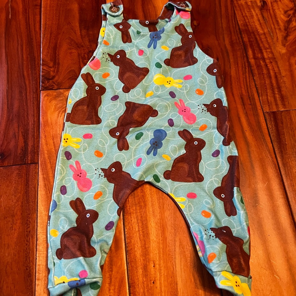 Baby Easter bunny peeps bib boutique set. Fits like a 6/9 months